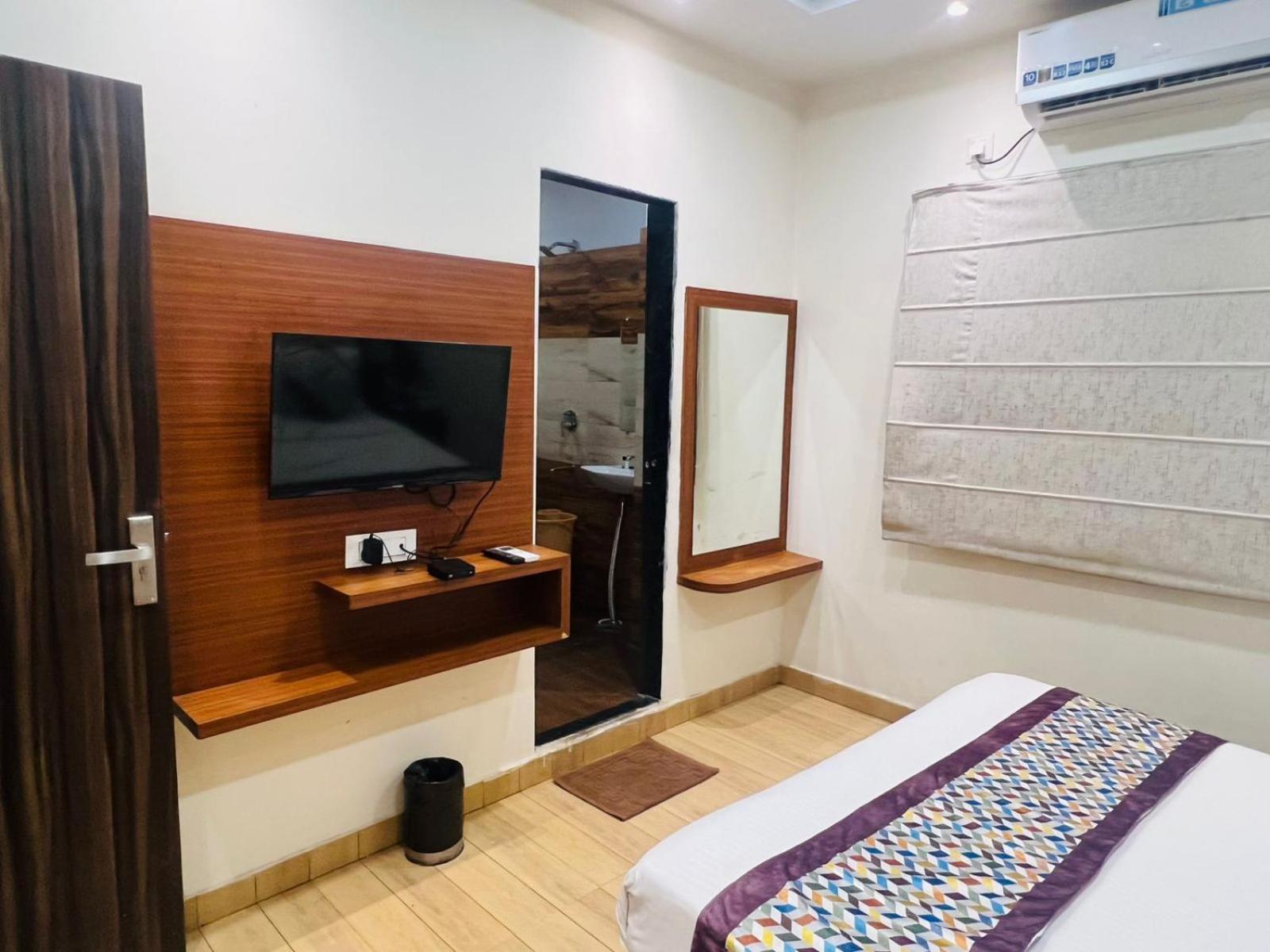 Hotel S V Grand Varanasi Ngoại thất bức ảnh